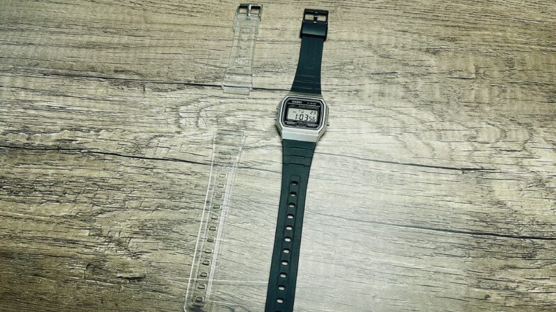 シルバーの本体のF-91WM-7Aとクリア交換バンドを並べた写真